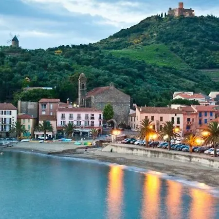 Charme A 20 M De La Centre Village 아파트